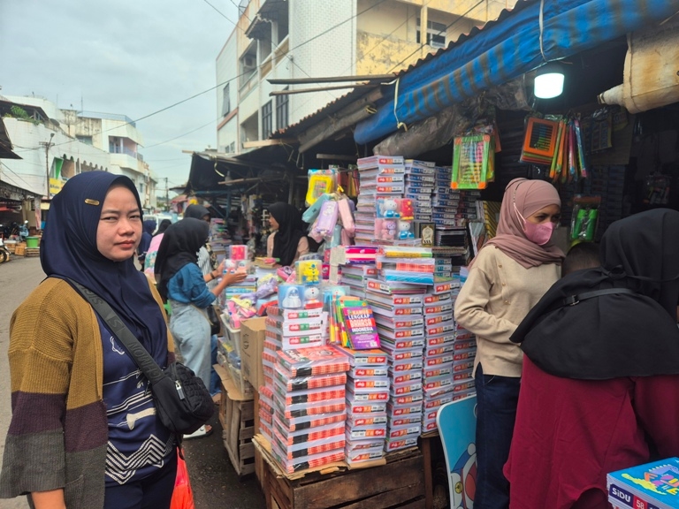 Menjelang Tahun Ajaran Baru, Pedagang Perlengkapan Sekolah Diserbu Pembeli di Tanjung Enim