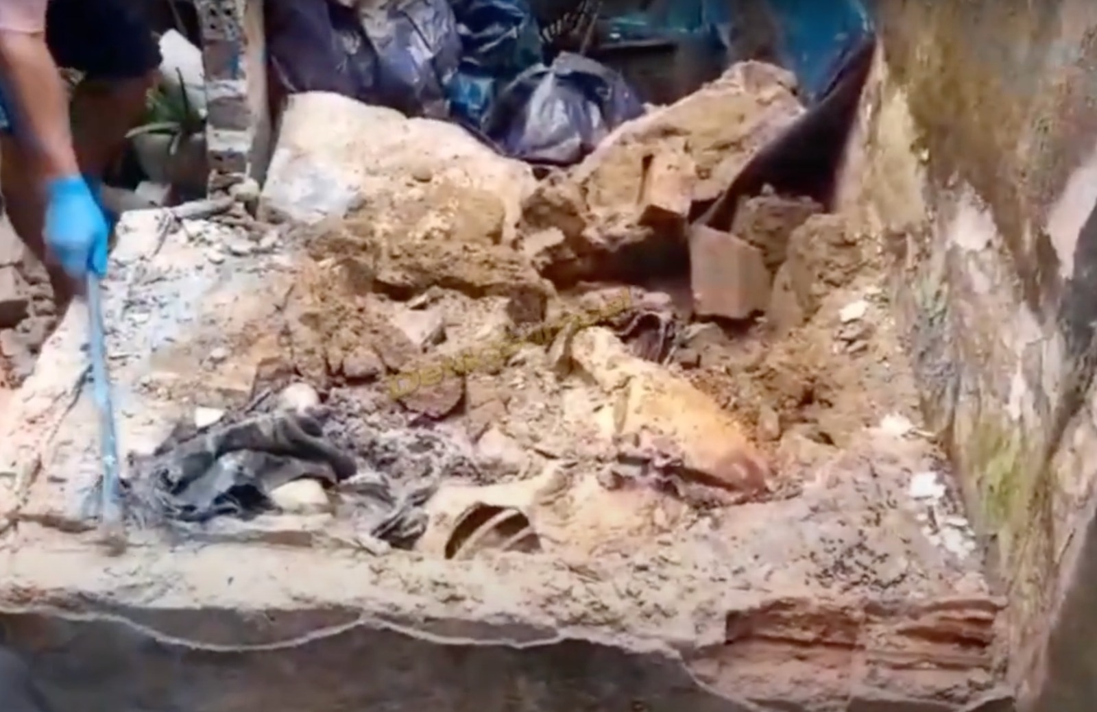 Detik-detik Penemuan Jasad Korban Pembunuhan di Palembang, Dikubur dan Dicor dibekas Kolam