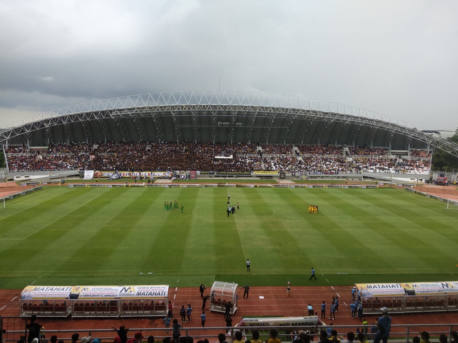 Nostalgia! Tumpah Ruah Ribuan Penonton Menyaksikan Pertandingan Reuni Legenda SFC