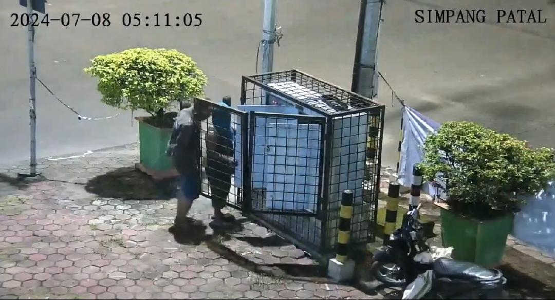 Berkat CCTV, Aksi Dua Pencuri Baterai Lampu Merah di Palembang ini Gagal, Keburu Keciduk Polisi