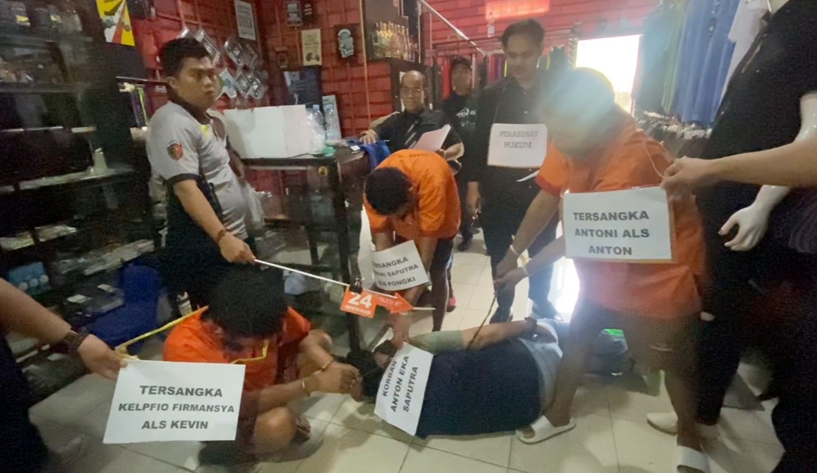 45 Adegan Rekonstruksi Pembunuhan Pegawai Koperasi di Palembang, Matikan CCTV hingga Jerat Leher
