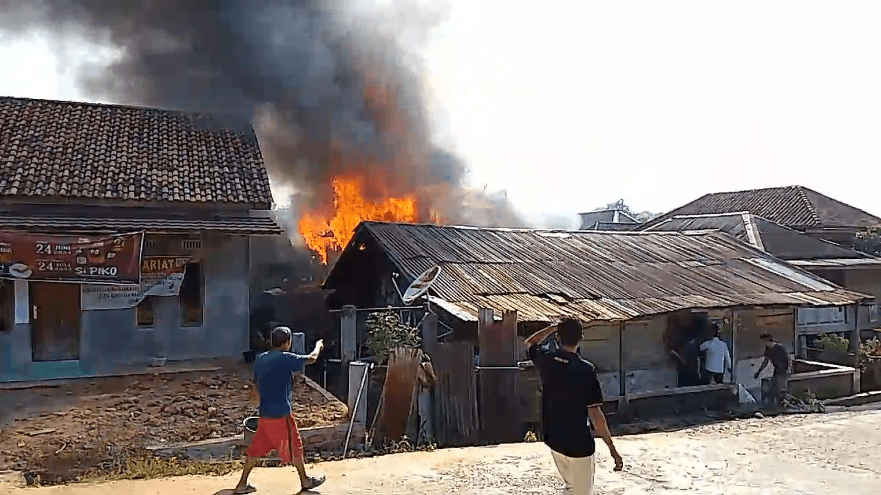 Konsleting Listrik, Satu Unit Rumah Panggung Hangus Dilalap Si Jago Merah
