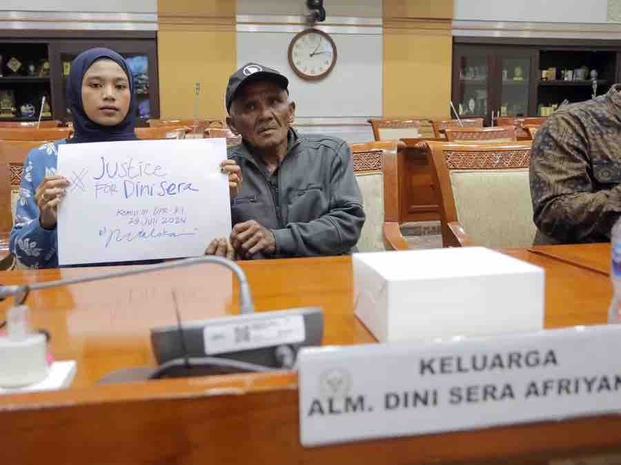 Ayah dan Adik dari Dini Sera Afrianti saat mendatangi komisi III DPR RI di gedung Kompleks Parlemen/
