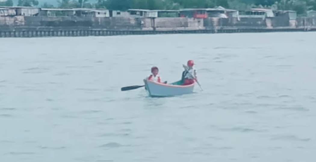 Haru, Begini Kisah Perjuangan Dua Bocah SD Asal Bone Dayung Perahu Demi Ke Sekolah