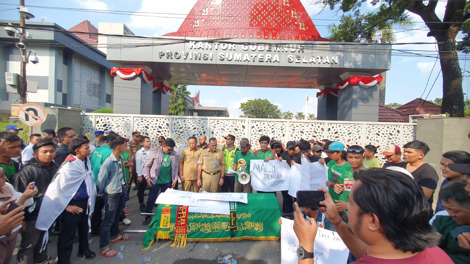 Supporter Sriwijaya FC Demo Bawa Keranda Mayat, Singa Mania: Sekarang Kondisi SFC Sangat Parah