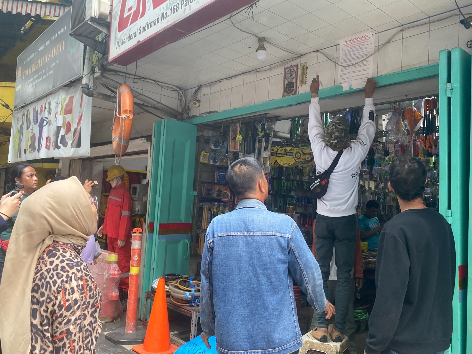 Diduga Pegang Bukti Sertifikat Hak Milik, Kuasa Hukum Lepas 8 Stiker Ruko di Jalan Jendral Sudirman Palembang
