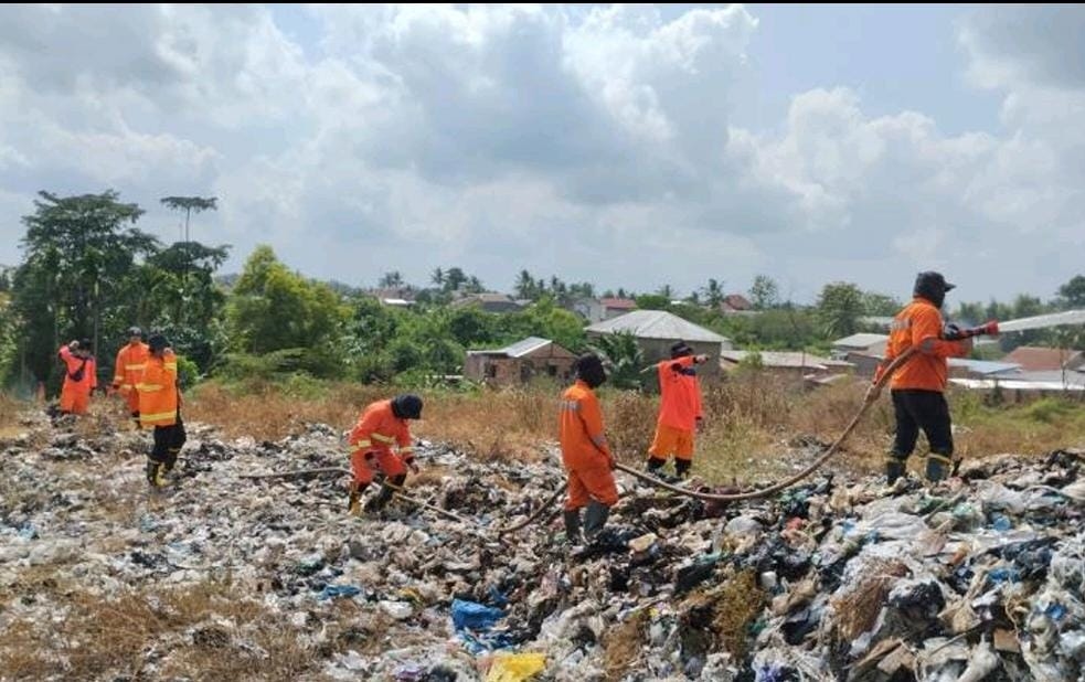 Cegah Kebakaran, BPBD Sumsel Basahi TPA Sukawinatan
