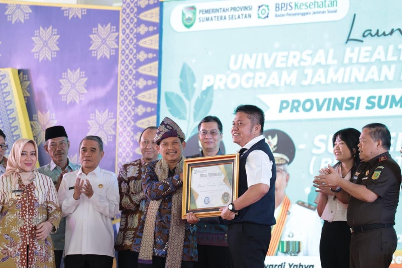 Inisiasi Herman Deru, Program Berobat Pakai KTP Antar Sumsel Raih Penghargaan UHC dari Wapres