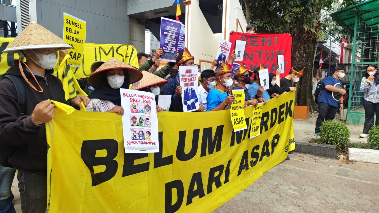 12 Warga Sumatera Selatan Gugat Tiga Perusahaan Terhadap Kasus Kabut Asap