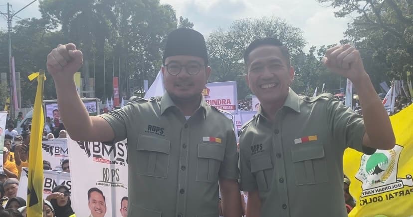 Diiringi Ribuan Simpatisan, Ratu Dewa-Prima Salam Naik Vespa Saat Mendaftar ke KPU Palembang