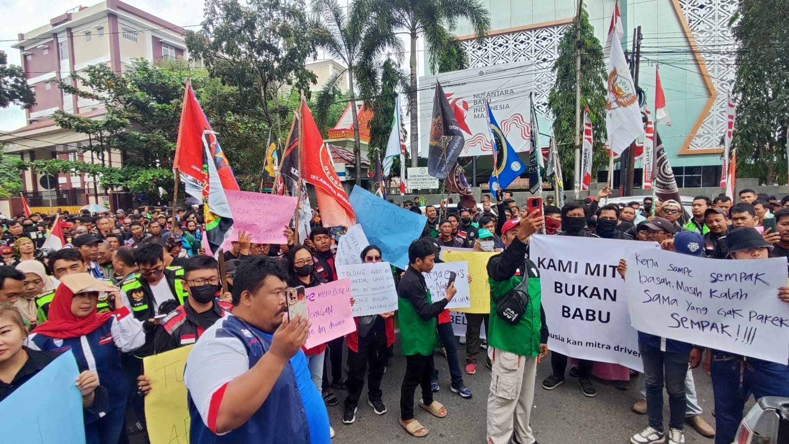 Solidaritas Ribuan Ojol Palembang, 'Off-Bid' Sehari Penuh dan Istighosah Akbar Tuntut Keadilan