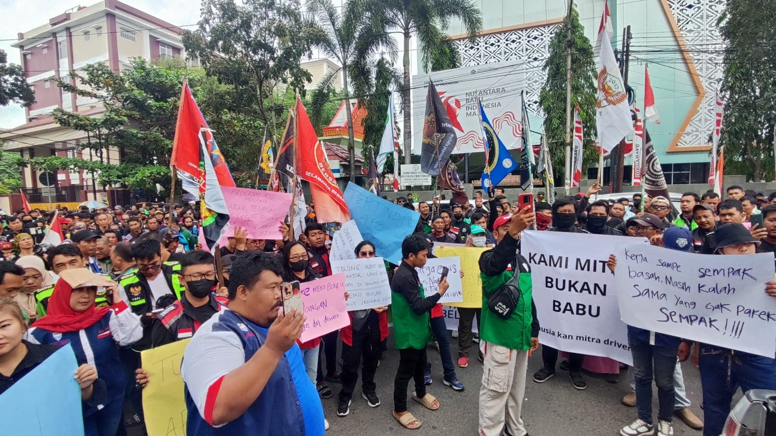 Solidaritas Ribuan Ojol Palembang, 'Off-Bid' Sehari Penuh dan Istighosah Akbar Tuntut Keadilan