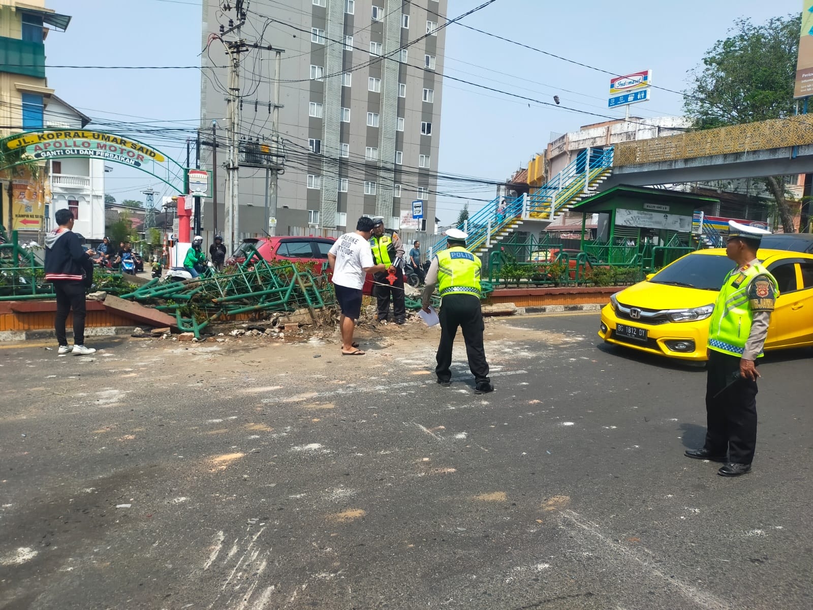 Tabrakan Beruntun di Depan SMA Negeri 3 Palembang, Mobil Innova Meluncur Tak Terkendali