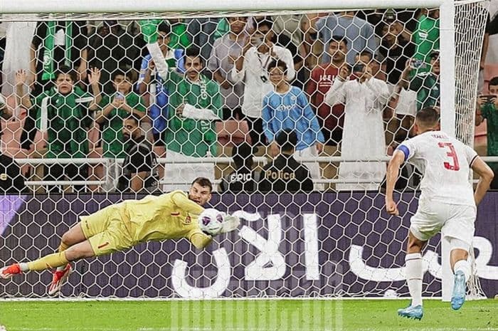 Aksi Gemilang Maarten Paes Viral di Belanda, Ajax Selamat Berkat 2 Penaltinya