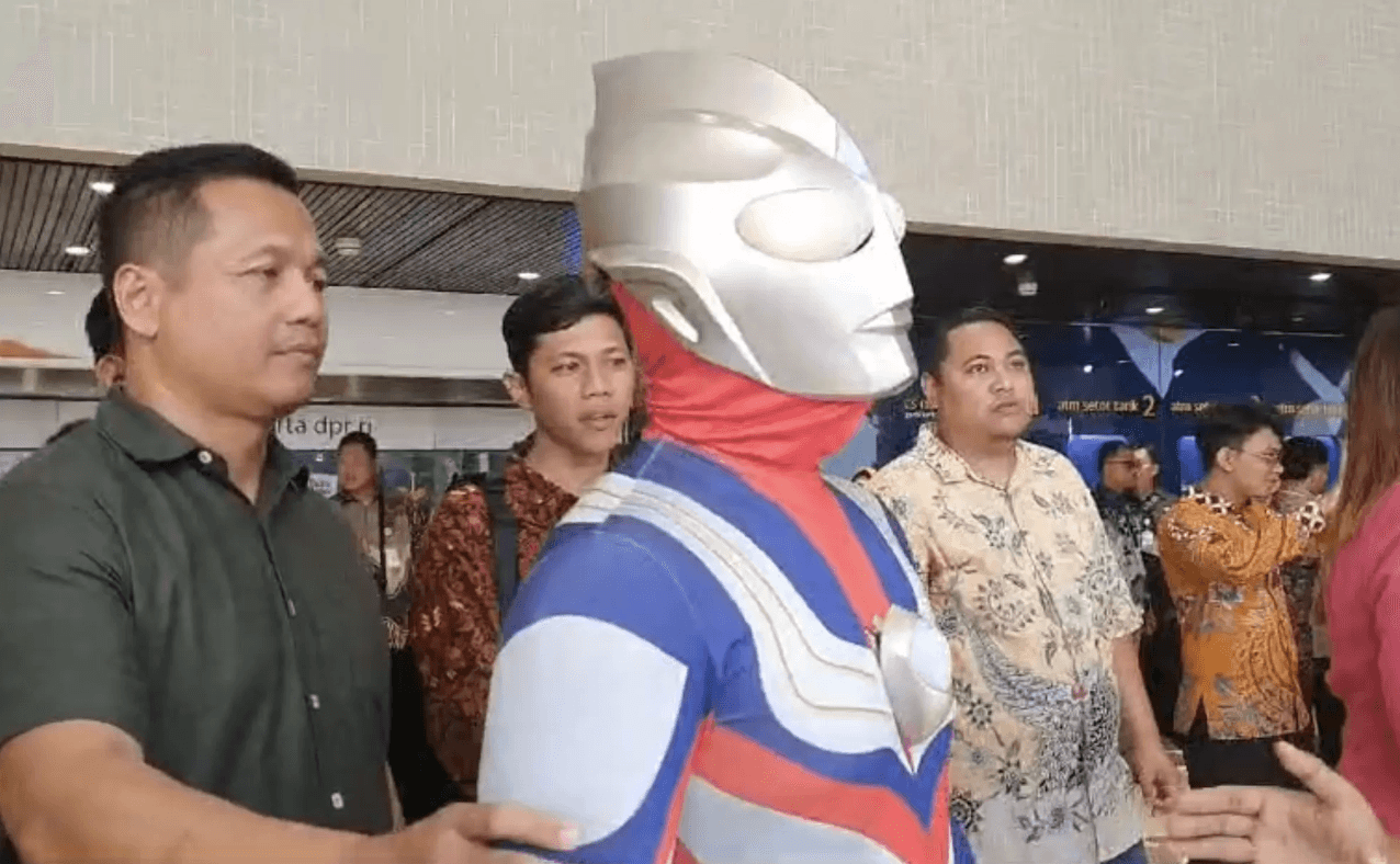 Wow! Ada "Ultraman" DIlantik Jadi Anggota DPR RI