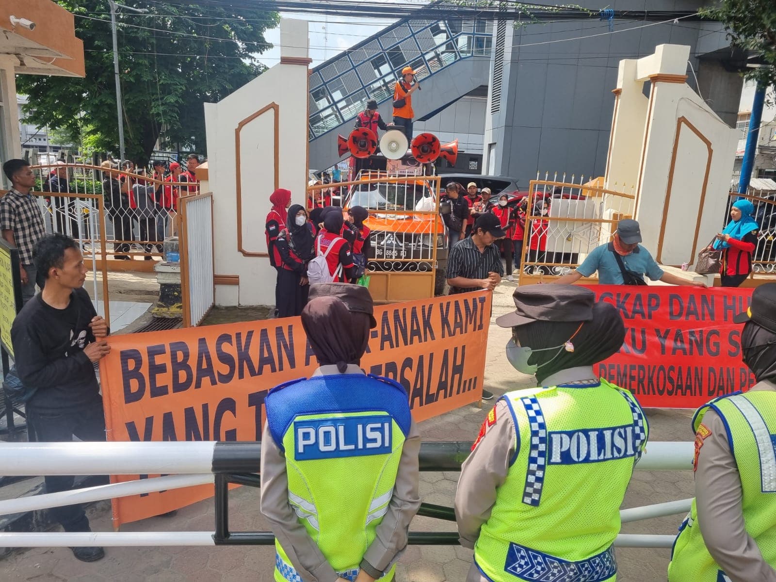 Ayah Terdakwa Pembunuhan Siswi SMP di Palembang: Anak Saya Tidak Bersalah, Mohon Keadilan dari Hakim