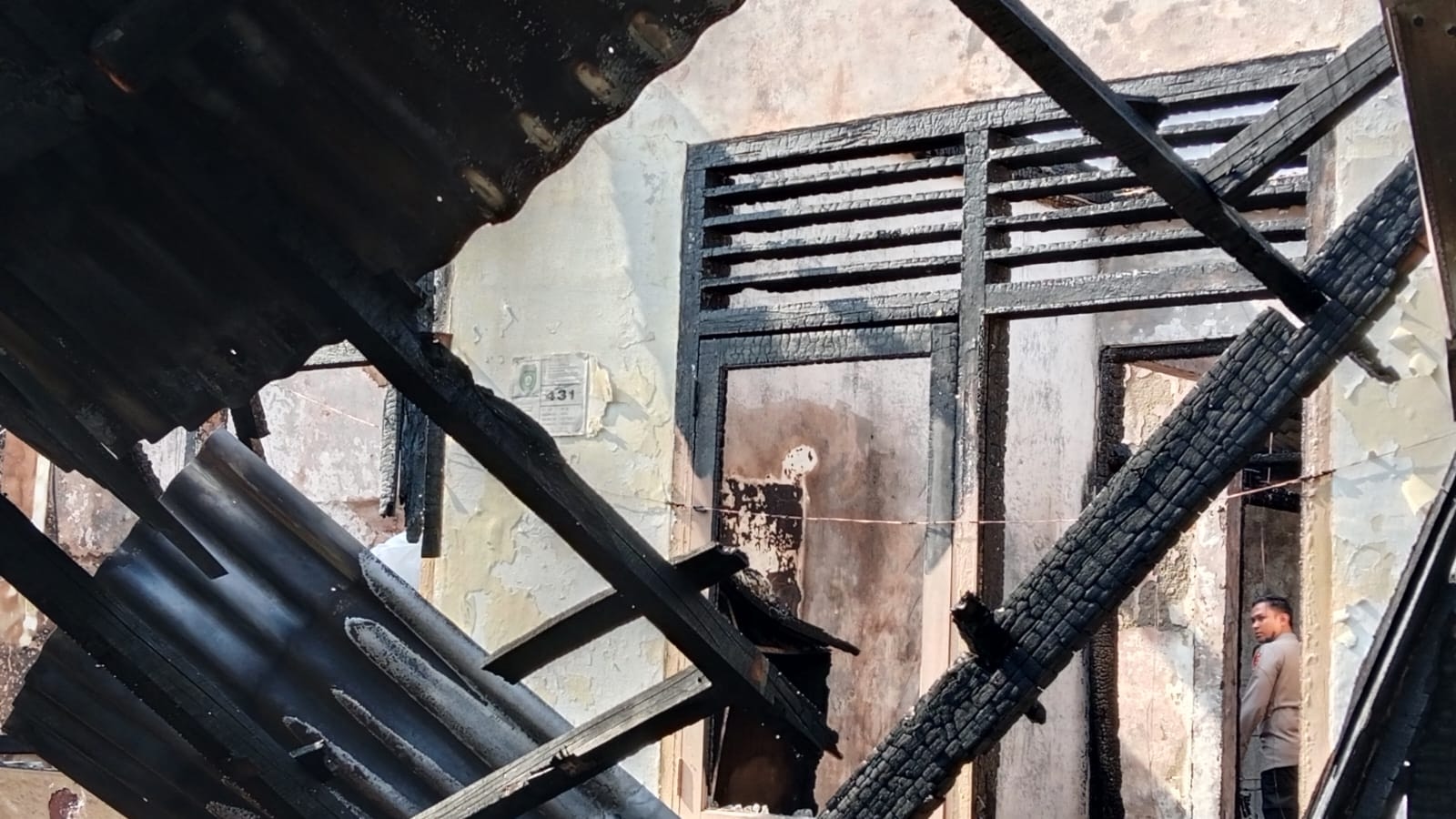 Gardu Listrik Meledak, Satu Rumah Dinas Polisi di Palembang Terbakar