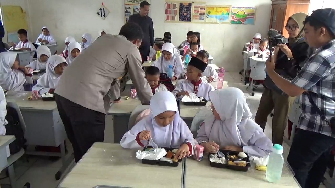 Siswa di Palembang Dapat Takjil Gratis dari Program MBG
