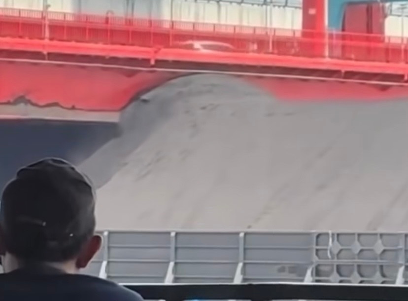 Viral! Kapal Tongkang Pengangkut Batubara TabrakJembatan Ampera