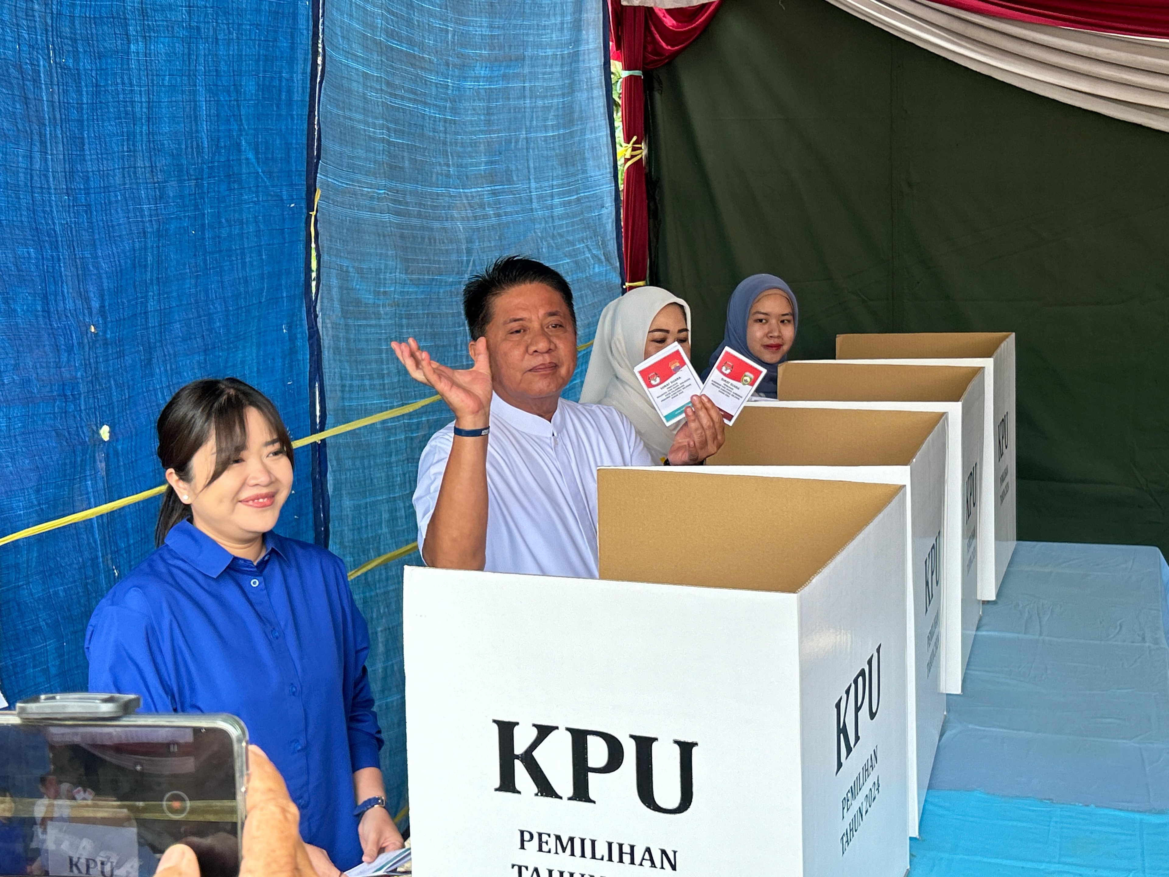 Cagub Herman Deru Berikan Suara di TPS 27 Palembang, Optimistis Menangkan Pilkada