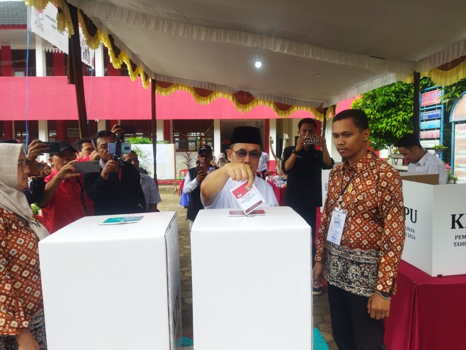 Cagub Eddy Santana Putra Nyoblos di TPS 1