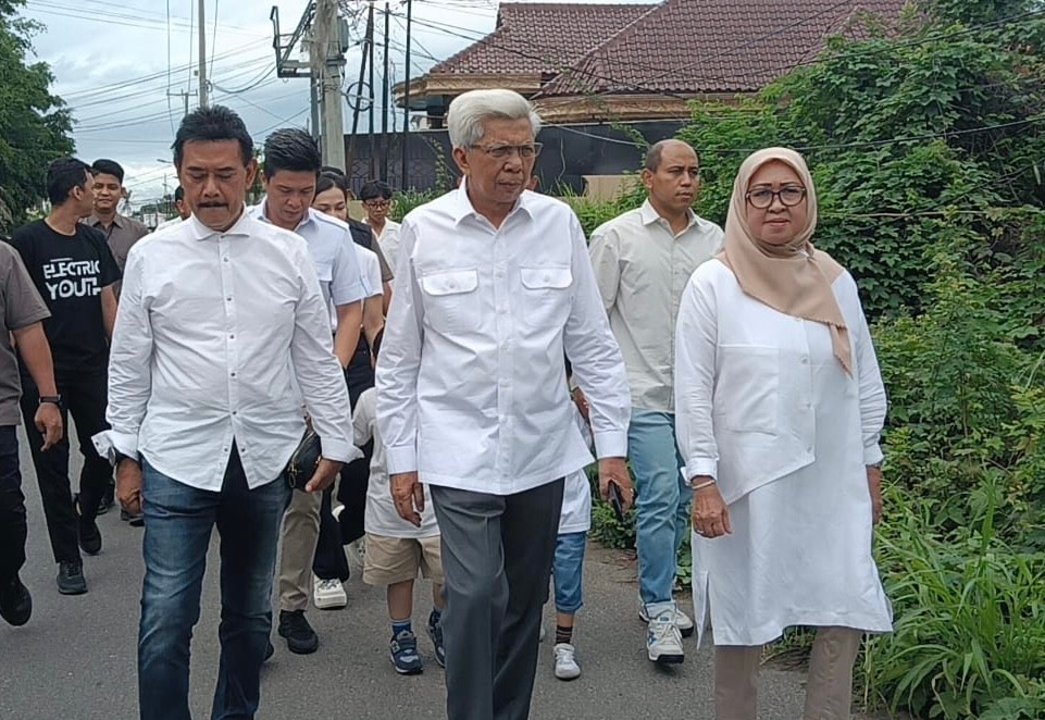Kompak Pakai Pakaian Putih, Mawardi Yahya dan Keluarga Jalan Kaki Nyoblos di TPS 08
