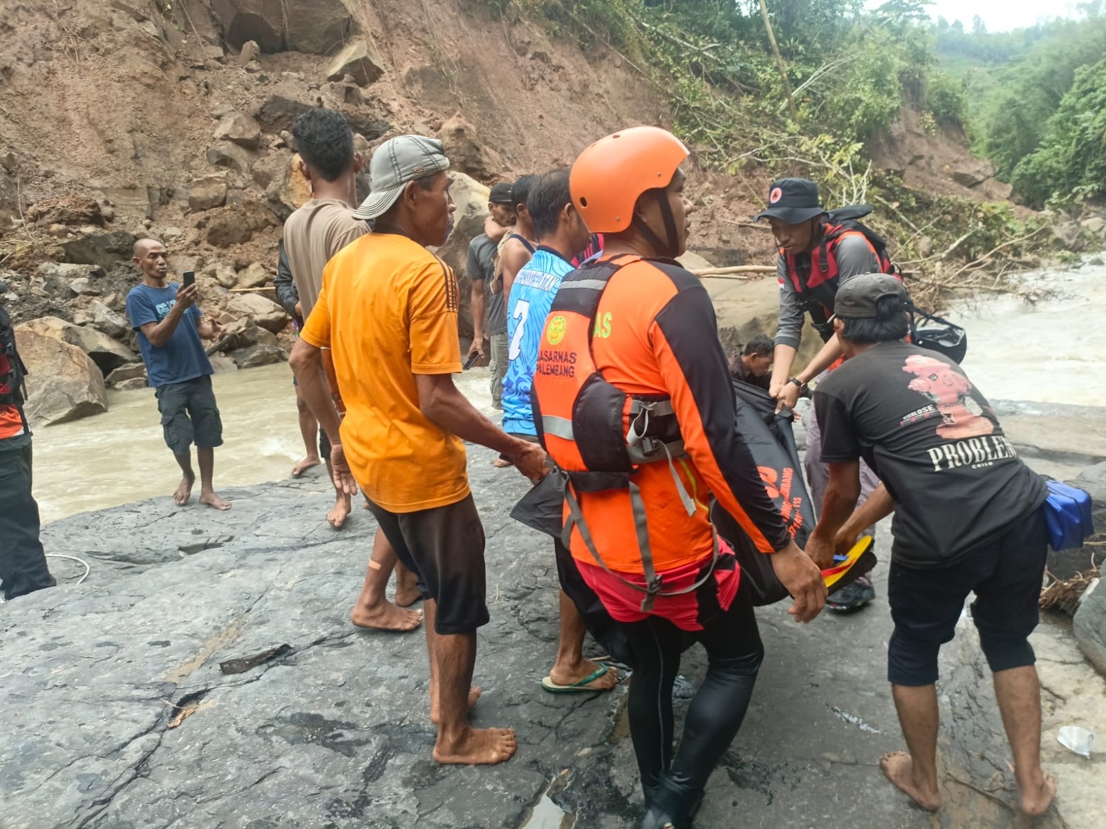Setelah Tiga Hari Pencarian, Tim SAR Gabungan Temukan Pejalar SMK 2 Tenggelam di Objek Wisata Air Terjun di Lahat