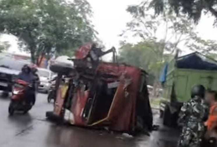 Kecelakaan Beruntun di Palembang: 4 Truk Ringsek, Kemacetan Panjang Terjadi