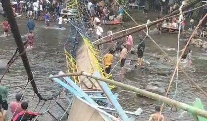 Jembatan Gantung Batu Pepeh Ambruk, 8 Wisatawan Terluka Saat Liburan Tahun Baru