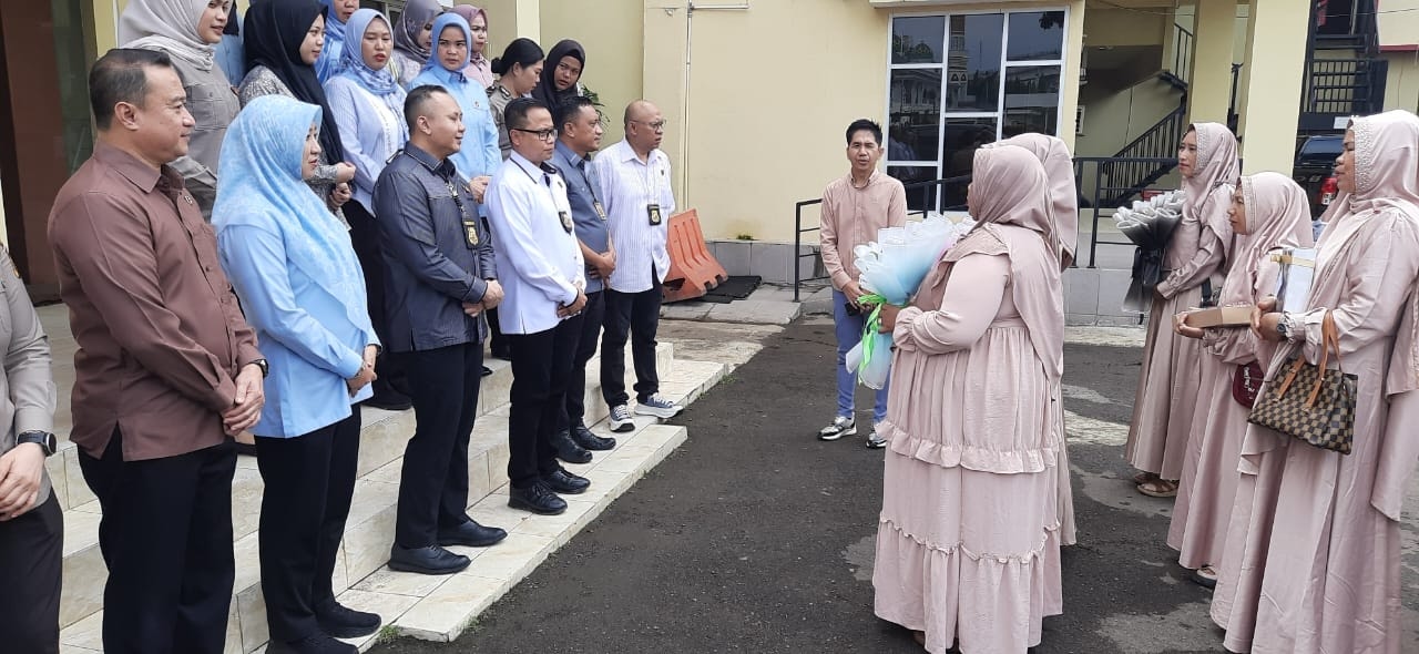 Emak-Emak Sumsel Beri Buket Bunga untuk Ditreskrimum Polda Sumsel sebagai Apresiasi Kinerja