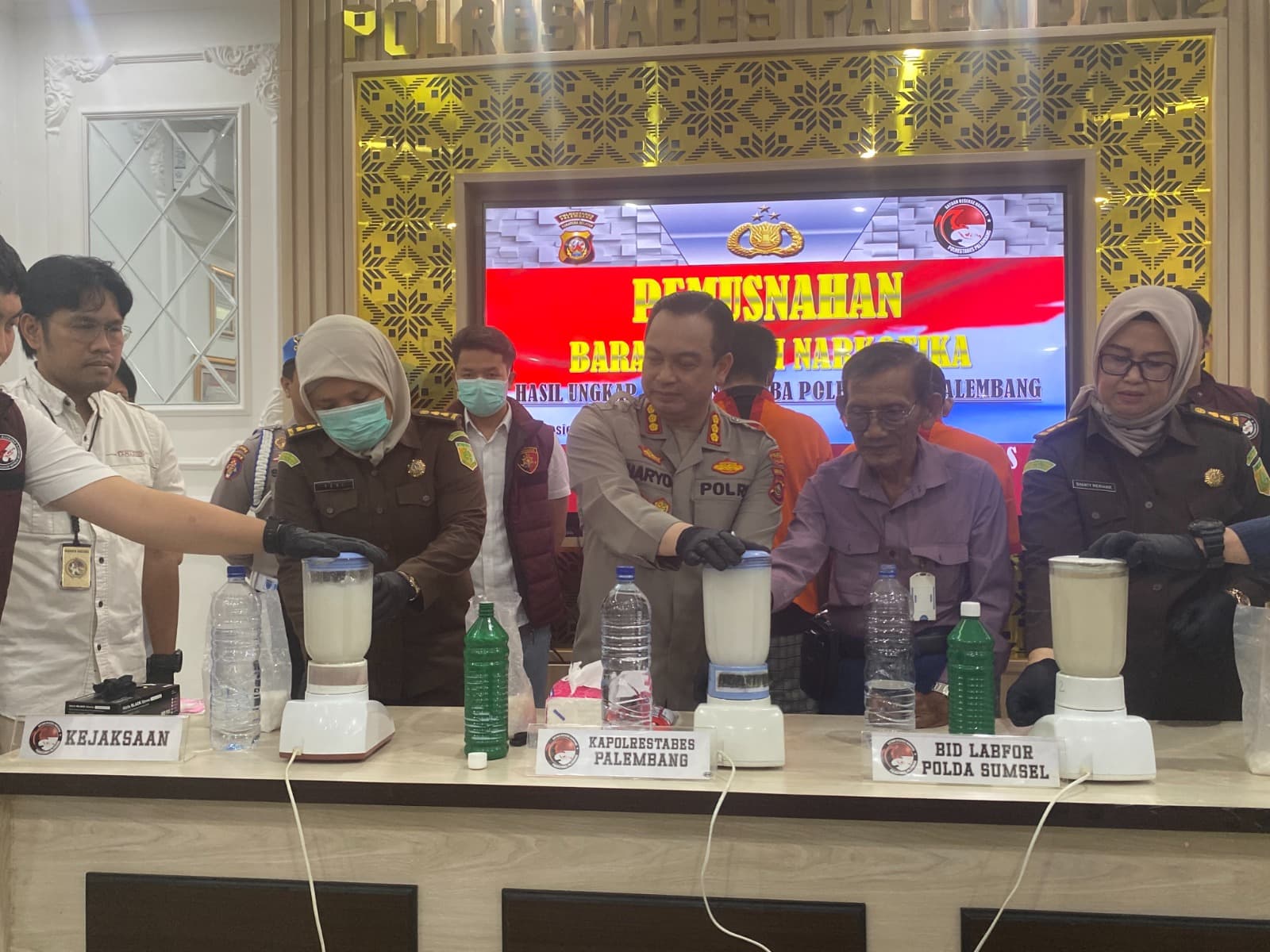 Polrestabes Palembang Musnahkan 3,1 Kg Sabu dengan Cara Diblender