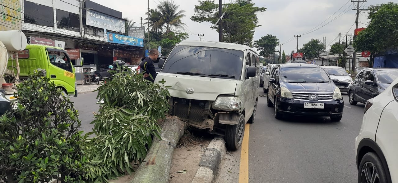 Diduga Mengantuk, Mobil Grand Max Hantam Pembatas Jalan di Palembang