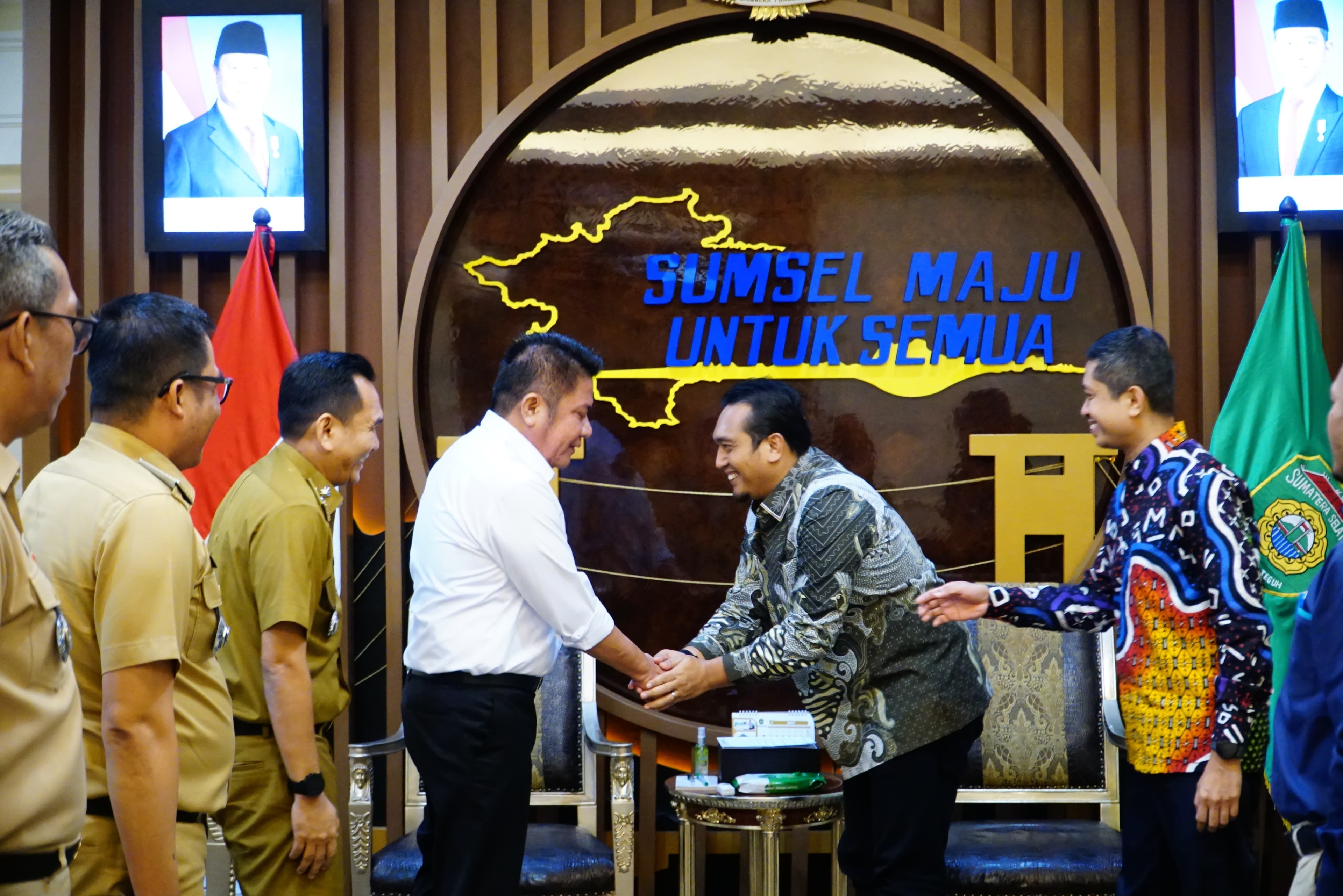 Gubernur Herman Deru Bersinergi dengan GM PT PLN untuk Capai Target 100 Persen Listrik di Sumsel