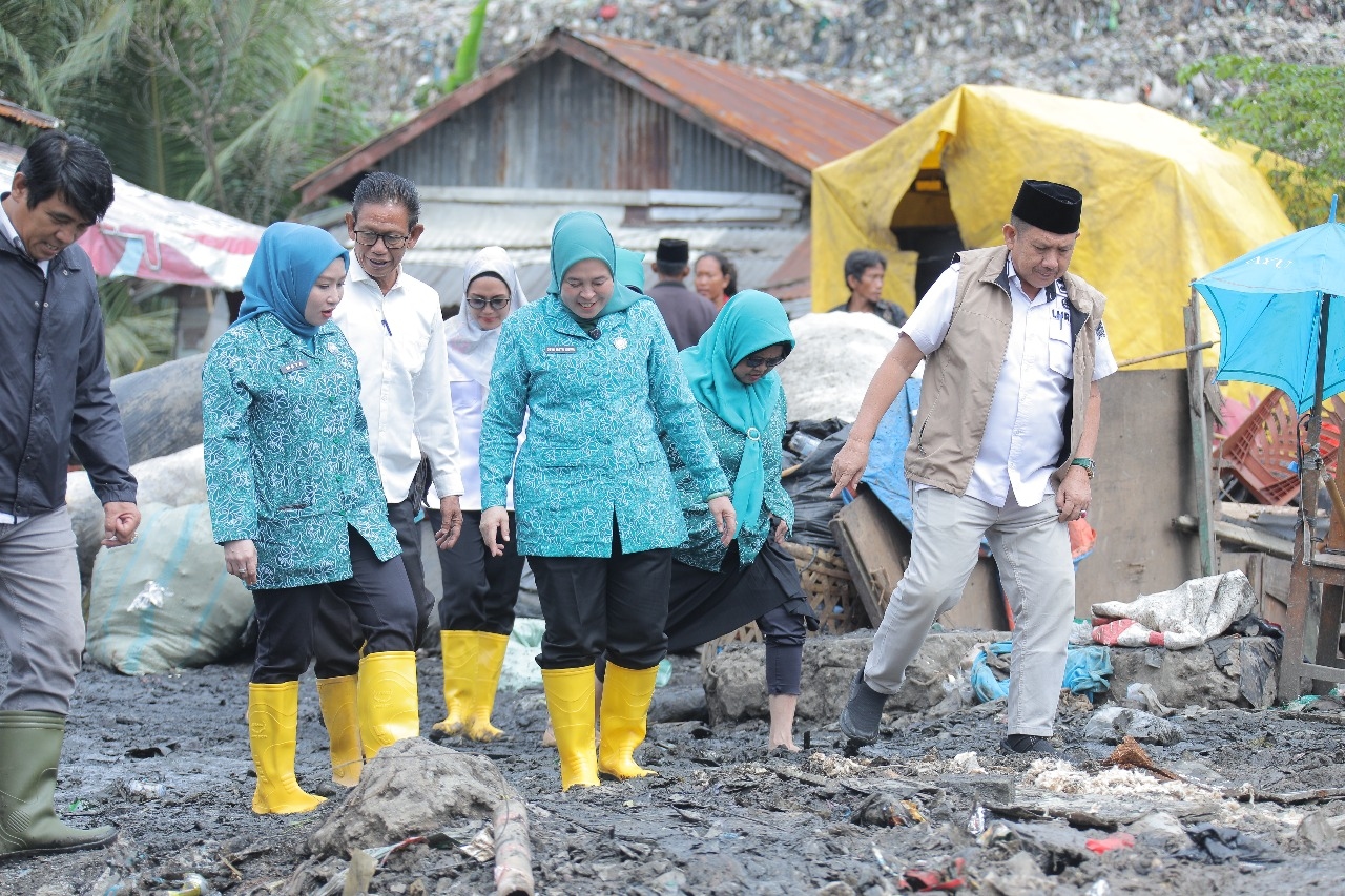 Peduli Warga, Ketua TP PKK Palembang Salurkan Bantuan Sembako di Dekat TPA Sukawinatan