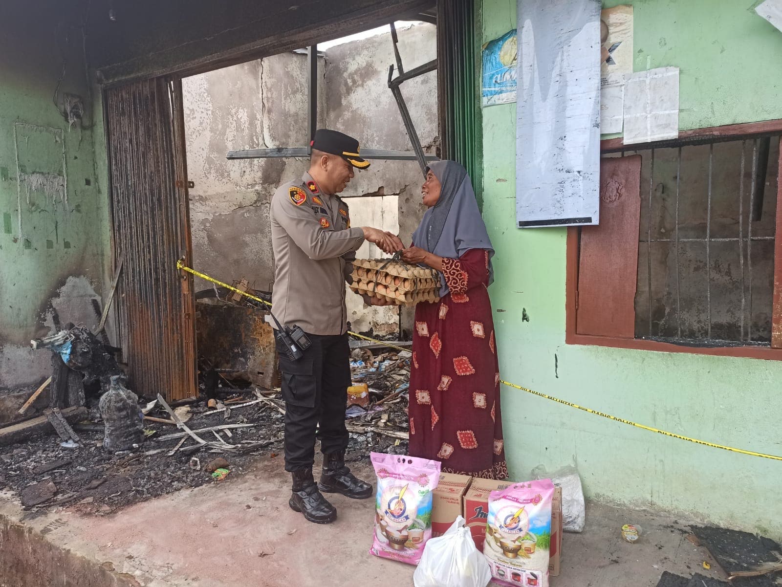 Polsek Sukarami Palembang Berikan Bantuan Sembako kepada Korban Kebakaran di Talang Jambe