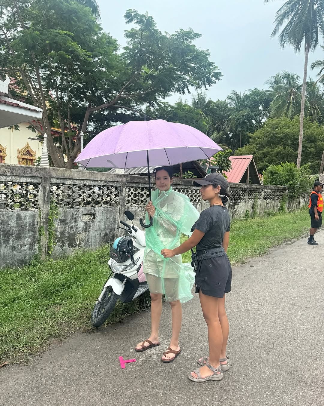 Viral Momen Lisa BLACKPINK Naik Honda Beat Karbu, Netizen Indonesia Banjiri Kolom Komentar