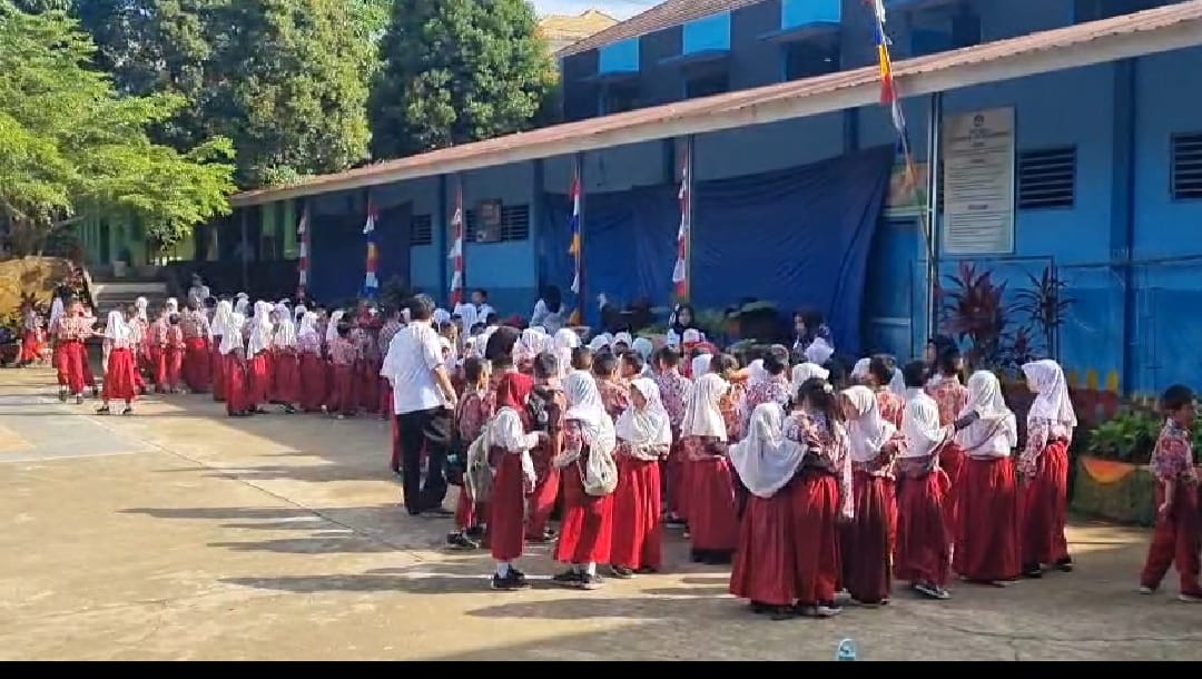 Presiden Prabowo Kunjungi SDN 129 Palembang, Siswa: “Pengen Salaman Sama Pak Presiden”