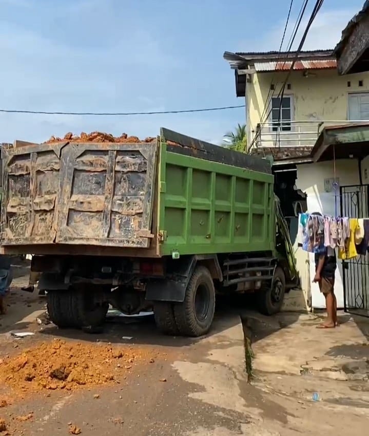 Terserempet Kereta Api, Truk Pengangkut Tanah Hantam Bengkel Motor Milik Warga