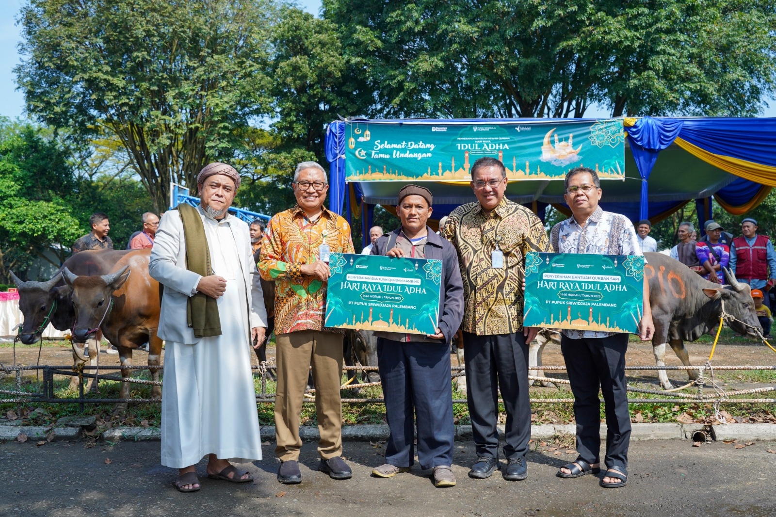 Pusri Salurkan 38 Sapi dan 22 Kambing Kurban ke Warga Kampung Sehati