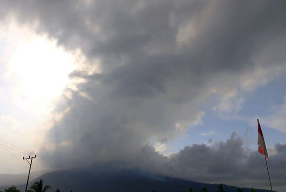 Gunung Lewotobi Laki-laki Flores Erupsi Dahsyat, Hujan Abu dan Kerikil Melanda Pemukiman