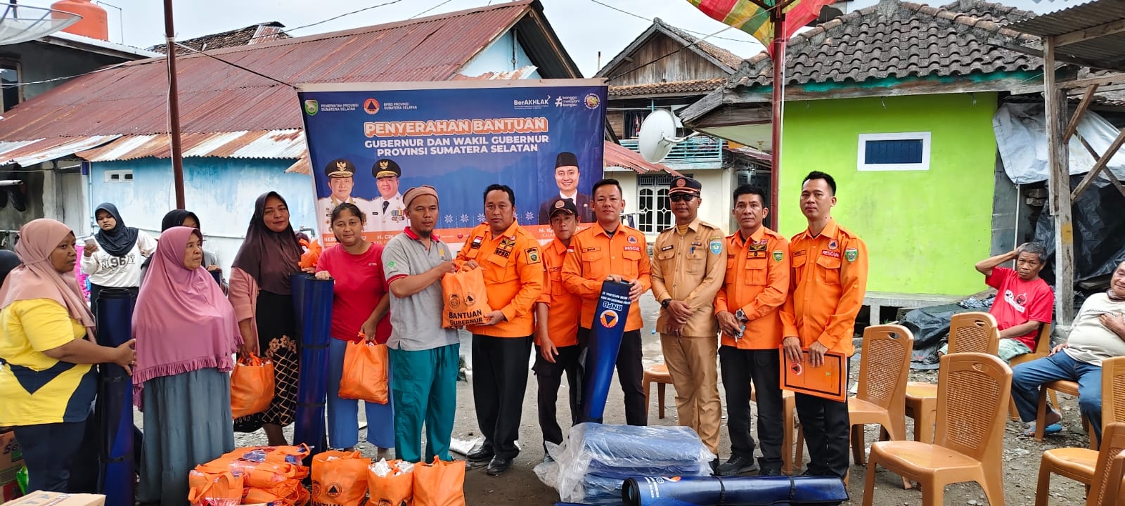 Gubernur Herman Deru Salurkan Bantuan untuk Korban Kebakaran di Muara Dua