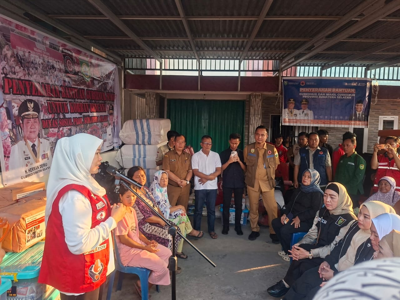 Ketua TP PKK Sumsel didampingi BPBD Sumsel Tinjau Lokasi Kebakaran di 1 Ulu Palembang, Serahkan Bantuan untuk Warga Terdampak
