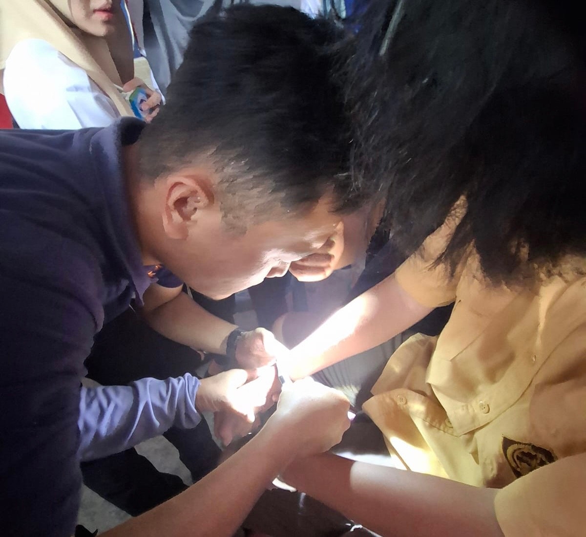 Borgol Terkunci di Tangan, Siswa SMP di Palembang Minta Bantuan Damkar untuk Melepaskan