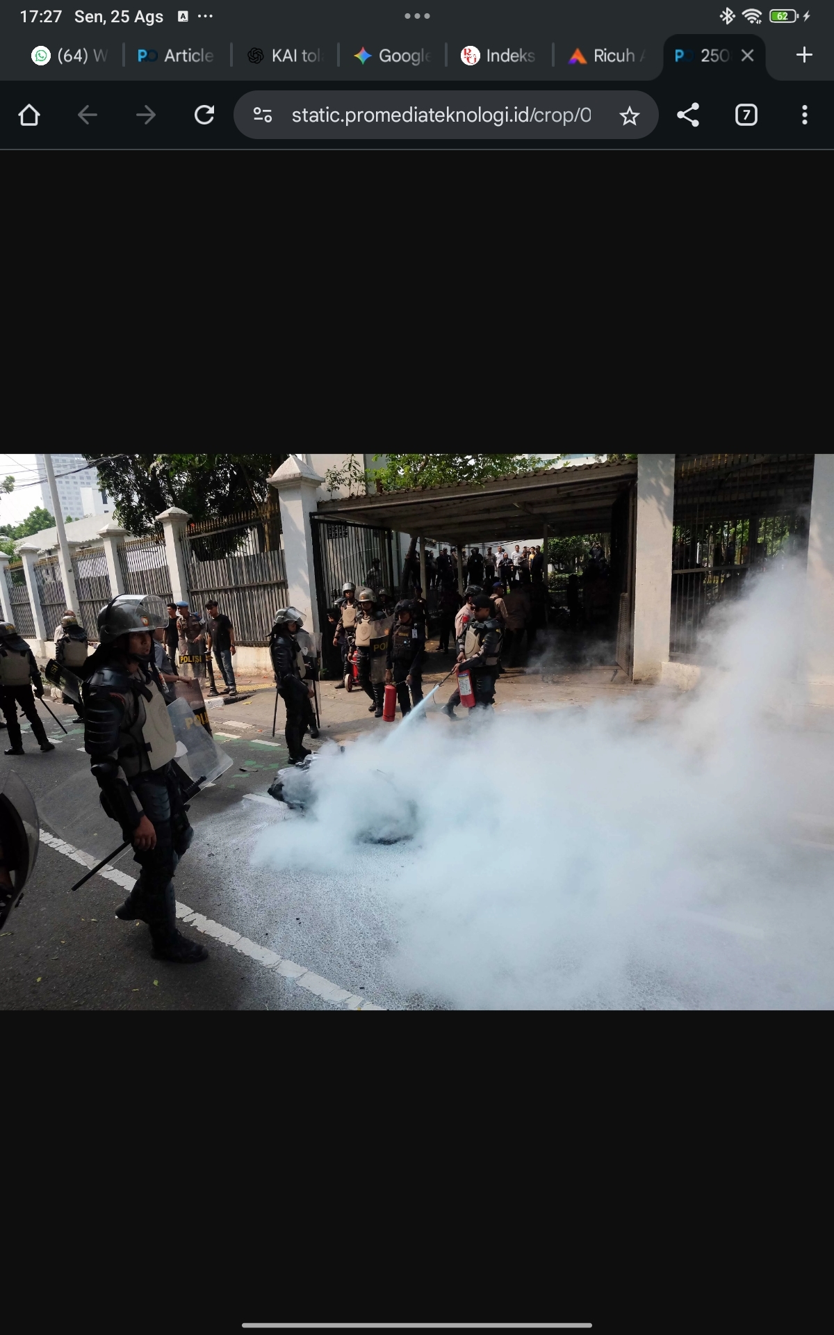 Hujan Batu dan Water Cannon Warnai Ricuh Demo DPR, Jalanan Macet Total
