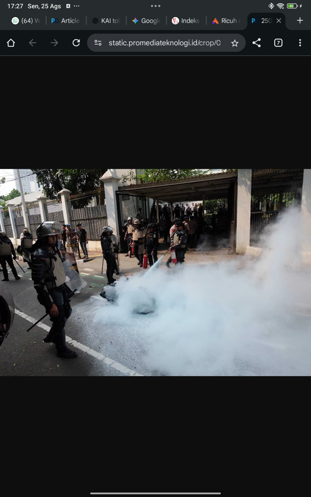 Hujan Batu dan Water Cannon Warnai Ricuh Demo DPR, Jalanan Macet Total