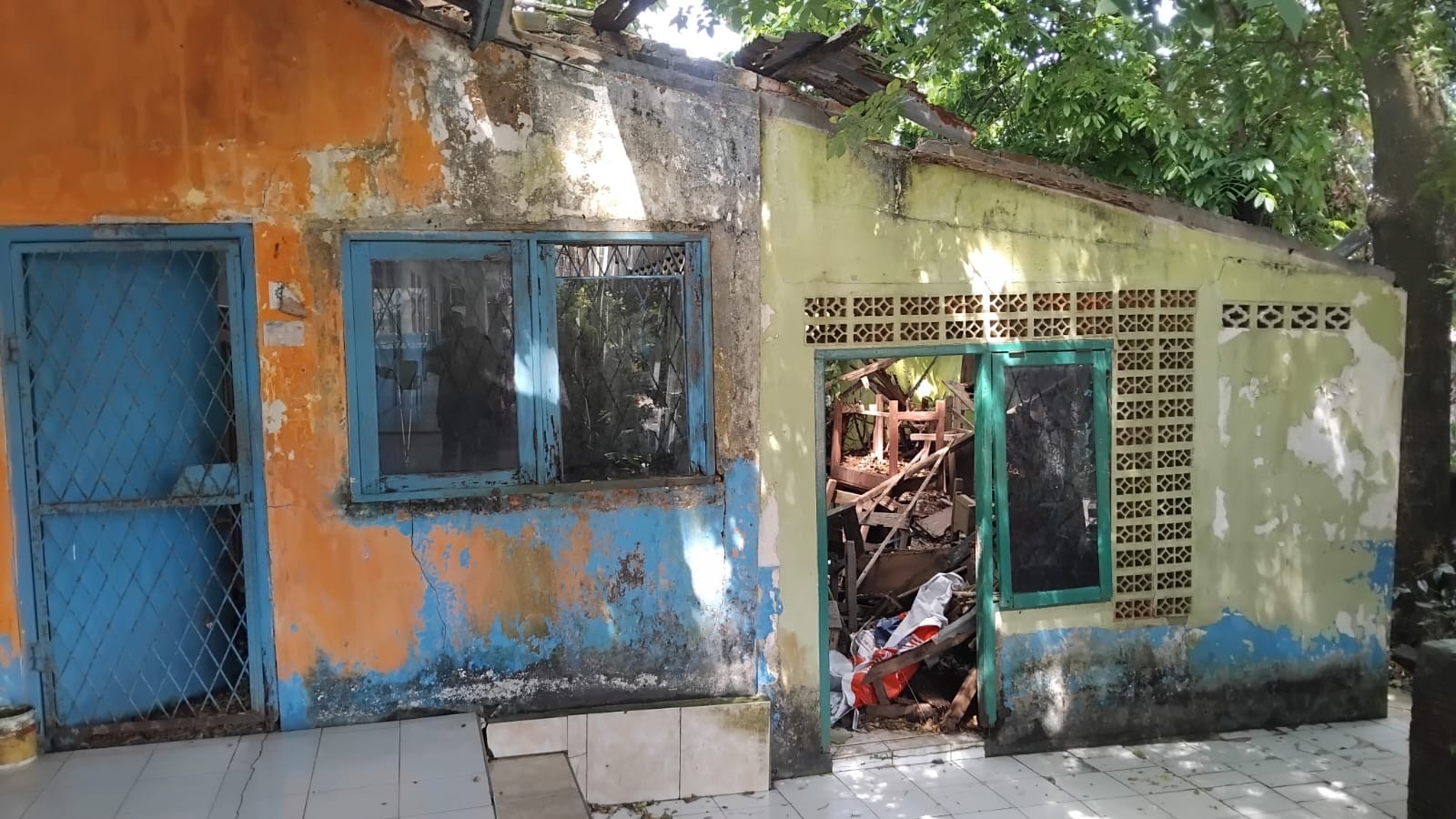 Atap SDN 31 Palembang Roboh, Murid Belajar di Ruang Darurat