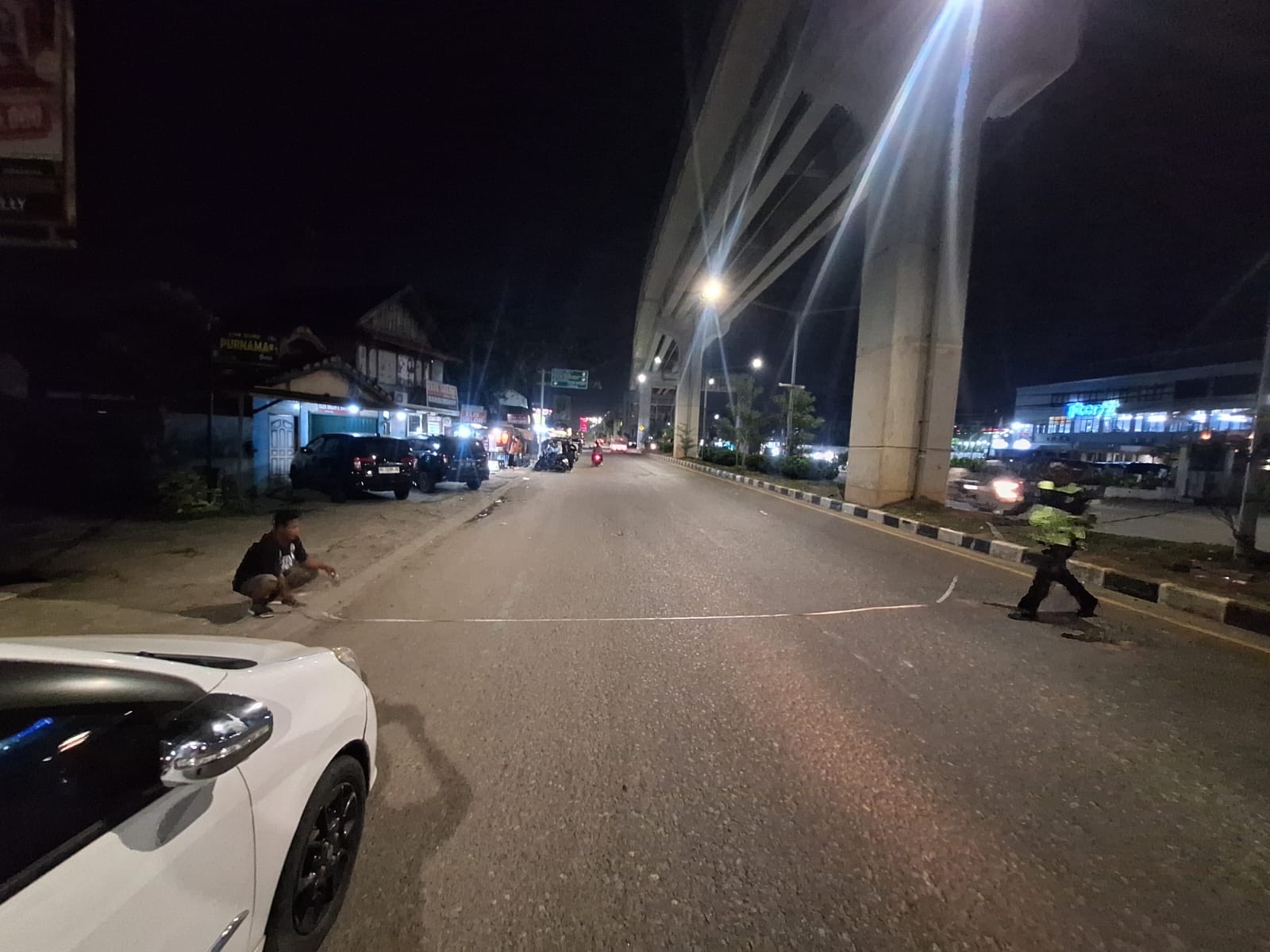 Pasutri Lansia Pencari Rongsokan Ditabrak Motor di Jakabaring, Dilarikan ke RS Bari