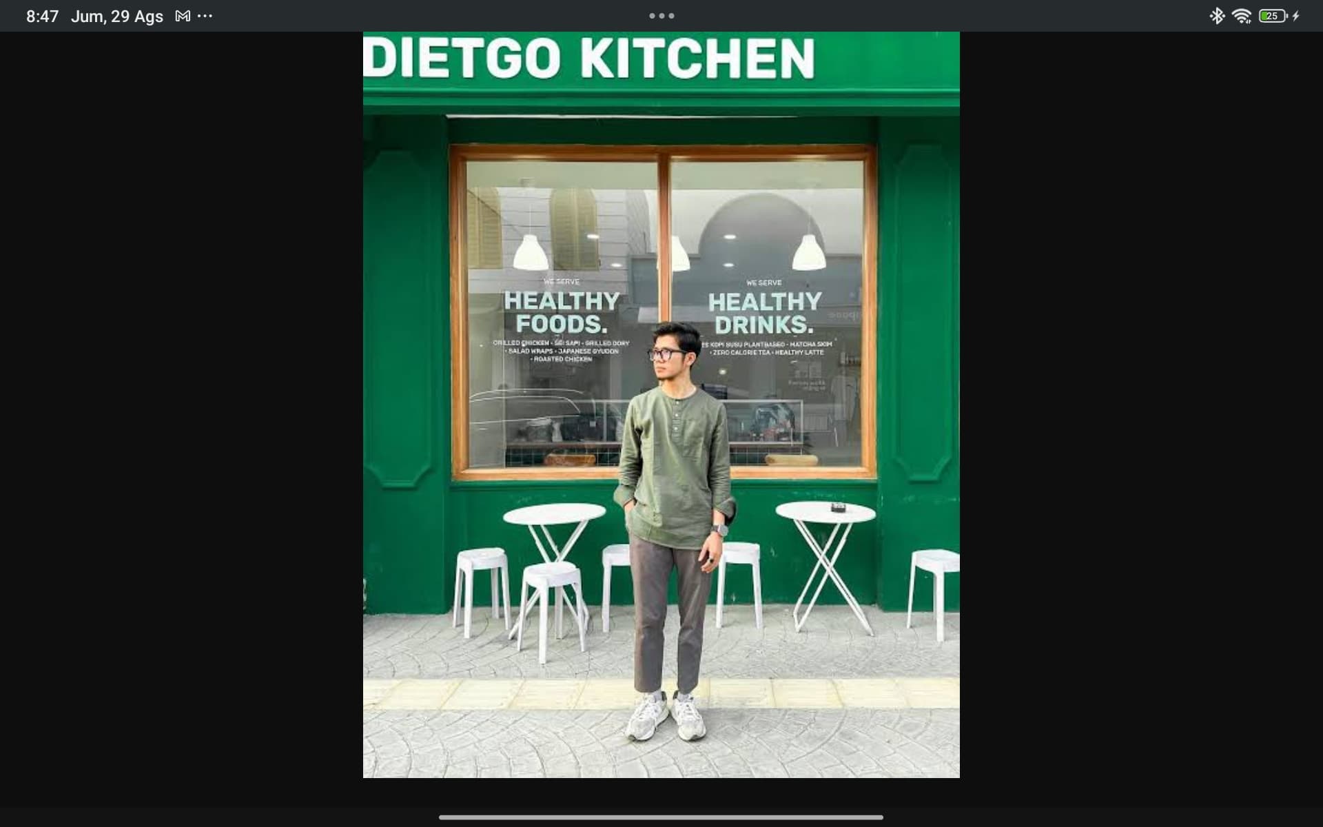 Siap-siap Hangout Setelah Kantor? Cek 4 OOTD Jumat yang Multifungsi Ini