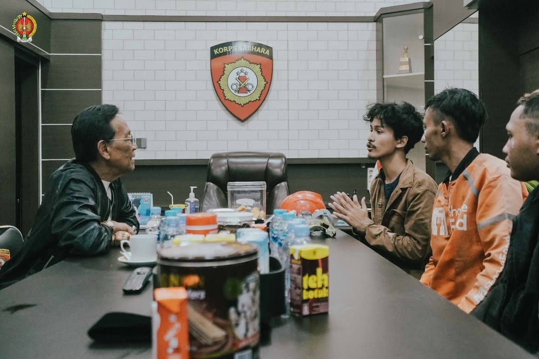 Momen Sri Sultan Hamengkubuwono X Temui Perwakilan Massa dalam Aksi Solidaritas Affan di Yogyakarta