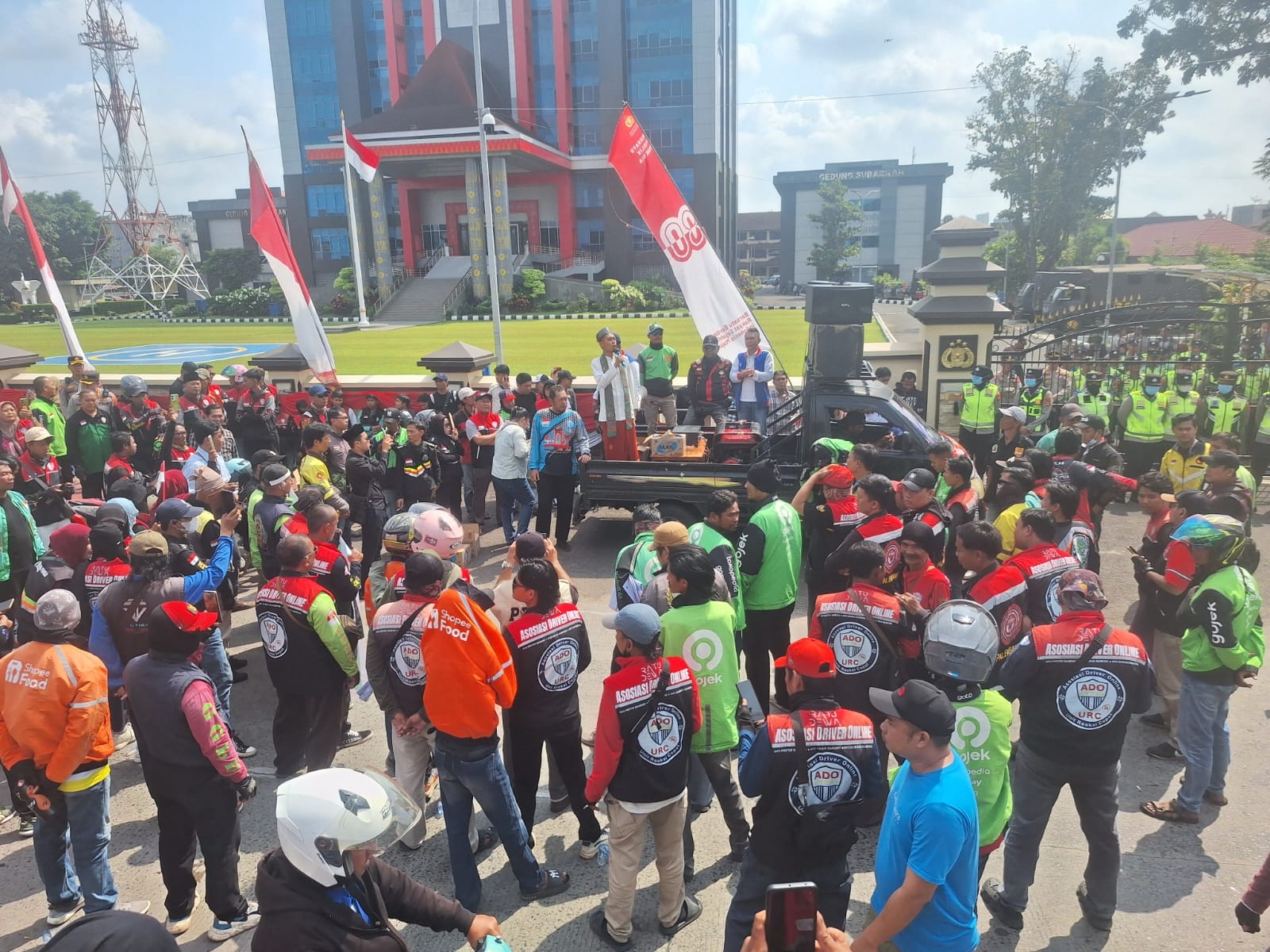 Driver Ojol Sumsel Bersatu Datangi Polda, Tuntut Keadilan untuk Affan Kurniawan